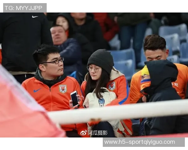 北京国安主场赛后邀请球迷家庭与队员亲密合影共度美好时光